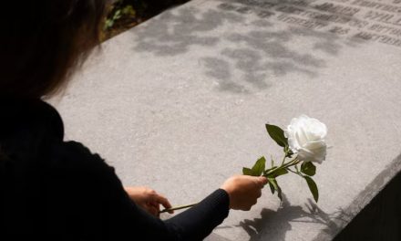 Dukungan Untuk Orang Yang Berduka Dalam Perspektif Psikolog