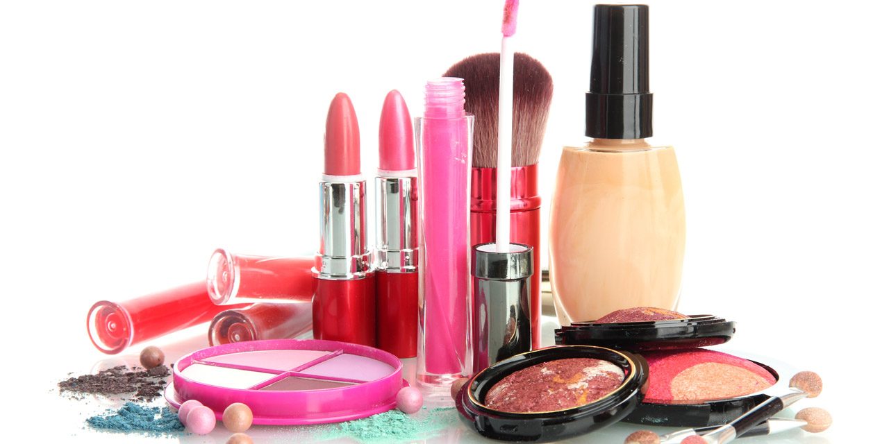 Menggunakan Makeup Palsu Sangat Berbahaya Bagi Tubuh Kamu