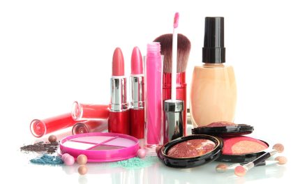 Menggunakan Makeup Palsu Sangat Berbahaya Bagi Tubuh Kamu