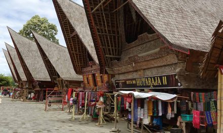 Kain Ulos: Simbol Kehangatan, Doa, Dan Restu Dalam Adat Batak