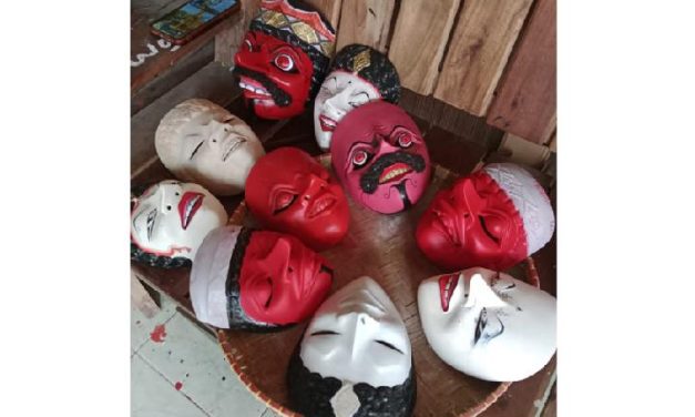 Sebuah Penutup Wajah Atau Topeng Memiliki Makna